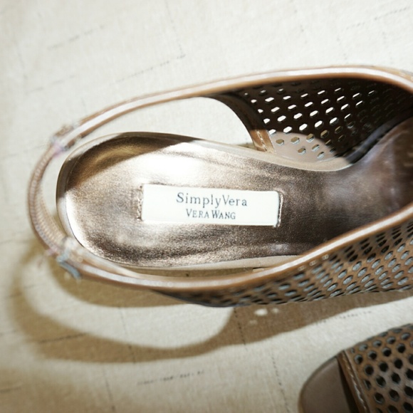 VERA WANG Summer Wedges! - Picture 2 of 5